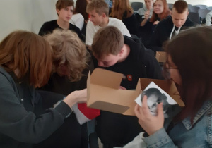 Uczniowie na podstawie rekwizytów umieszczonych w pudełku odgadują temat spotkania.